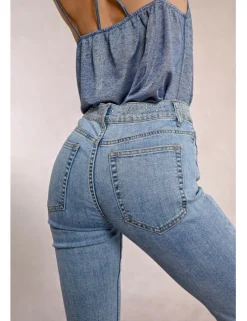 Pantalón vaquero pitillo detalle brillantes