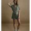 Short corto con estampado y lentejuelas