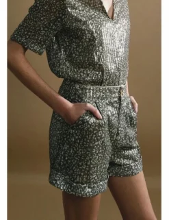 Short corto con estampado y lentejuelas