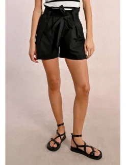 Short corto con estampado y lazada