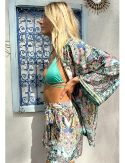 Short corto con estampado y lazada