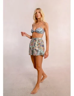 Short corto con estampado y lazada