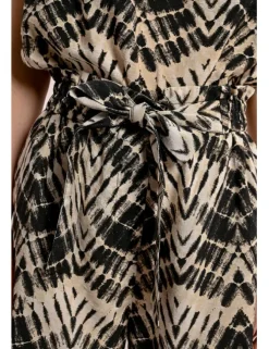 Short corto con estampado y lazada