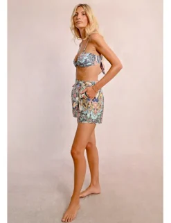 Short corto con estampado y lazada