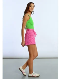Short corto con lazada