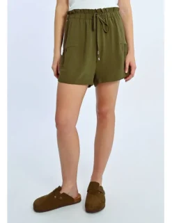 Short corto con lazada detalle pliegue