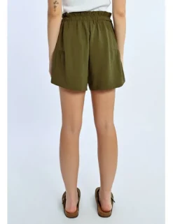 Short corto con lazada detalle pliegue