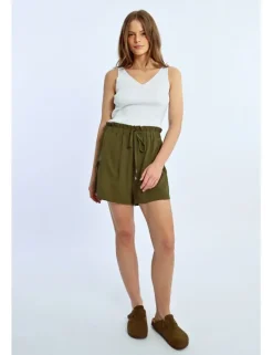 Short corto con lazada detalle pliegue