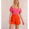 Short corto con pliegues