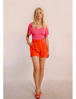 Short corto con pliegues