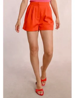 Short corto con pliegues