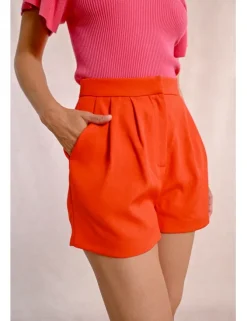 Short corto con pliegues