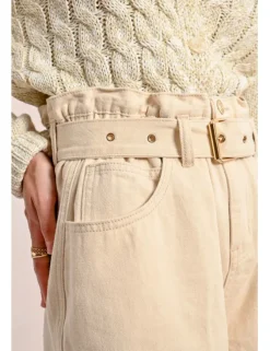 Short vaquero con cinturón