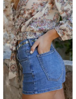 Short vaquero detalle flores