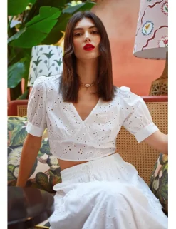 Top corto detalle flores