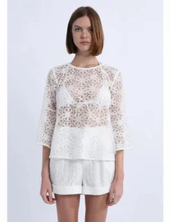 Top de manga acampanada y flores bordadas
