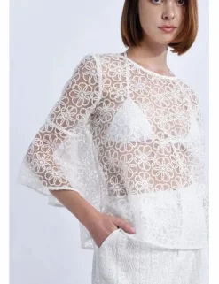 Top de manga acampanada y flores bordadas