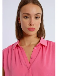 Top de manga corta con cuello camisero