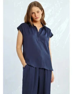 Top de manga corta con cuello camisero