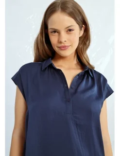 Top de manga corta con cuello camisero