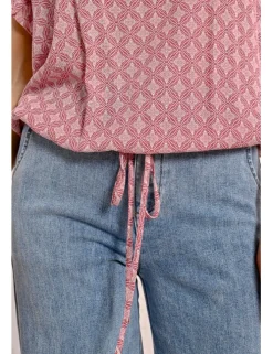 Top de manga corta con lazada y estampado