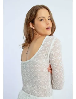 Top de manga larga detalle flores y transparencias