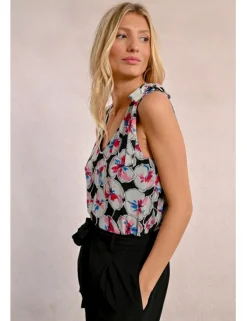 Top sin manga con lazada y estampado