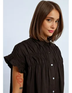 Vestido corto camisero con pliegues