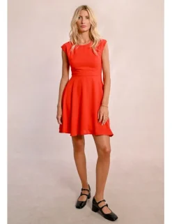 Vestido corto con detalle de pliegues