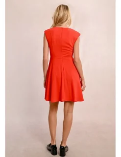 Vestido corto con detalle de pliegues