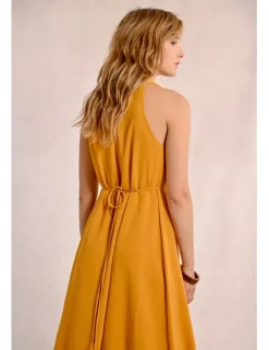 Vestido corto con escote halter asimétrico