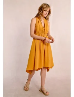 Vestido corto con escote halter asimétrico