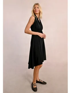 Vestido corto con escote halter asimétrico