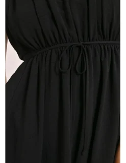 Vestido corto con escote halter asimétrico