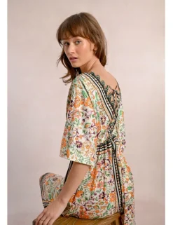 Vestido corto con estampado y lazada