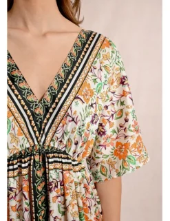 Vestido corto con estampado y lazada