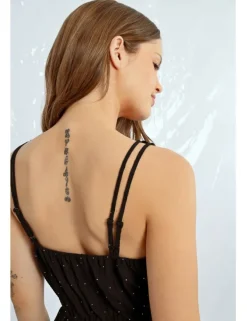Vestido corto cruzado sin manga con volantes