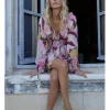 Vestido corto de manga larga con estampado y volantes