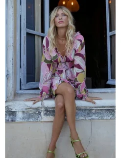 Vestido corto de manga larga con estampado y volantes