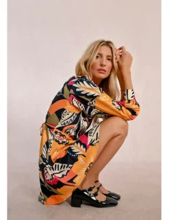 Vestido corto de manga larga con estampado