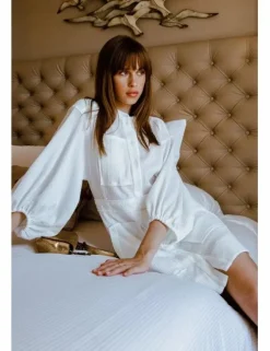 Vestido corto de manga larga y abullonada