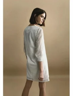 Vestido corto de manga larga en tejido bordado