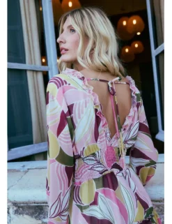 Vestido corto de manga larga con estampado y volantes