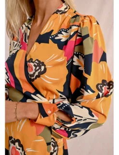 Vestido corto de manga larga con estampado