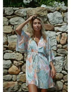 Vestido corto de manga mariposa con estampado