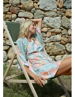 Vestido corto de manga mariposa con estampado