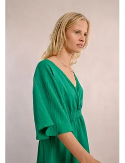 Vestido corto de manga mariposa