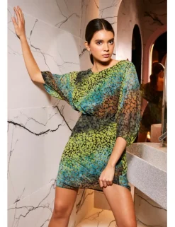 Vestido corto de media manga con estampado animal