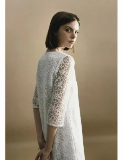 Vestido corto de media manga con flores bordadas