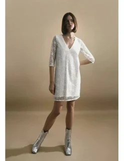 Vestido corto de media manga con flores bordadas